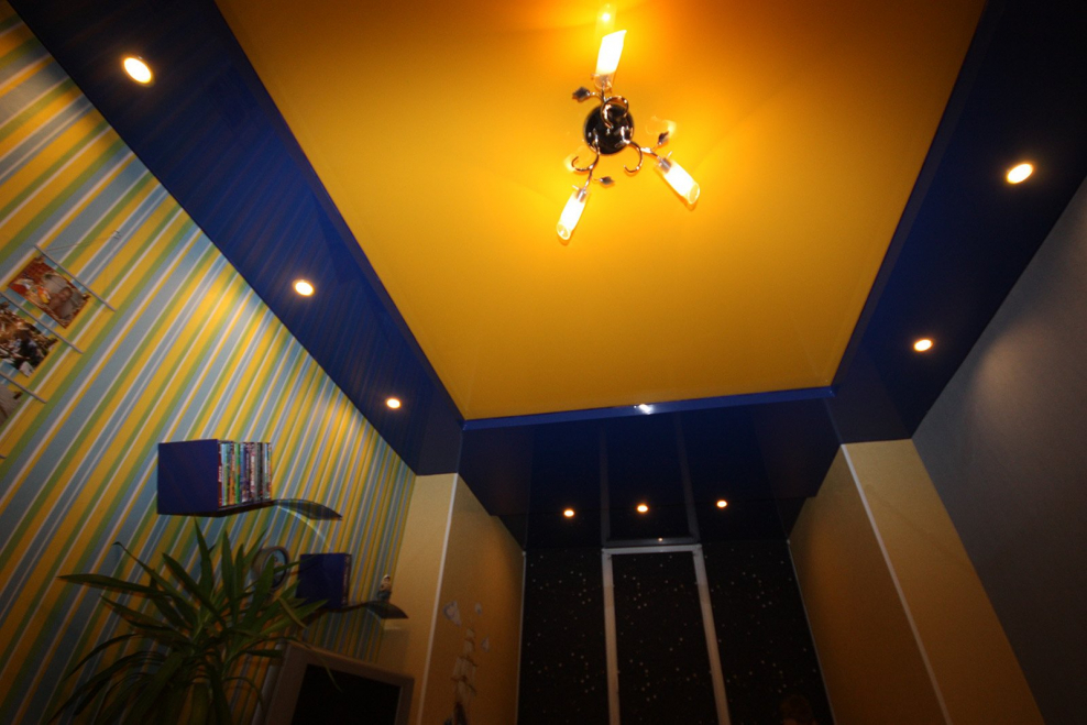 Желтый подвесной потолок