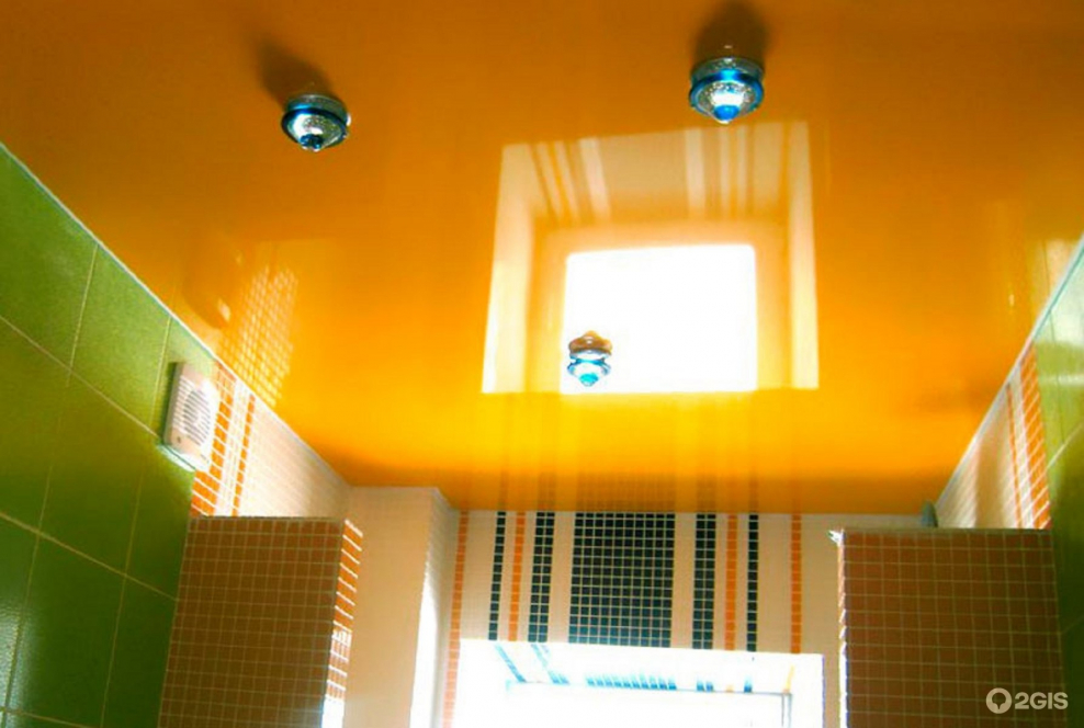 Желтый глянцевый потолок