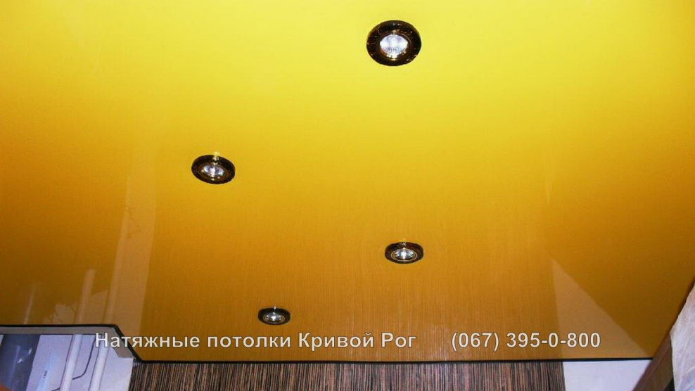 Комната с желтыми стенами