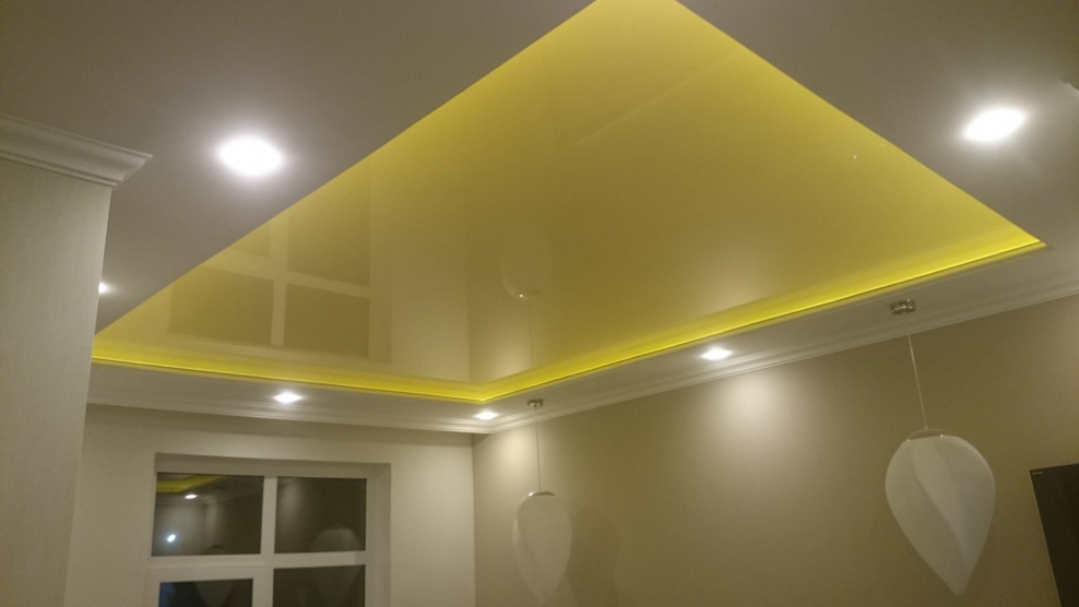 Потолок натяжной двухуровневый с желтой подсветкой