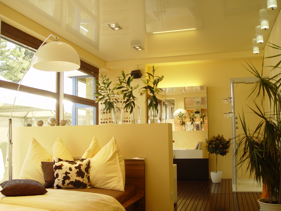 Желтый потолок в интерьере