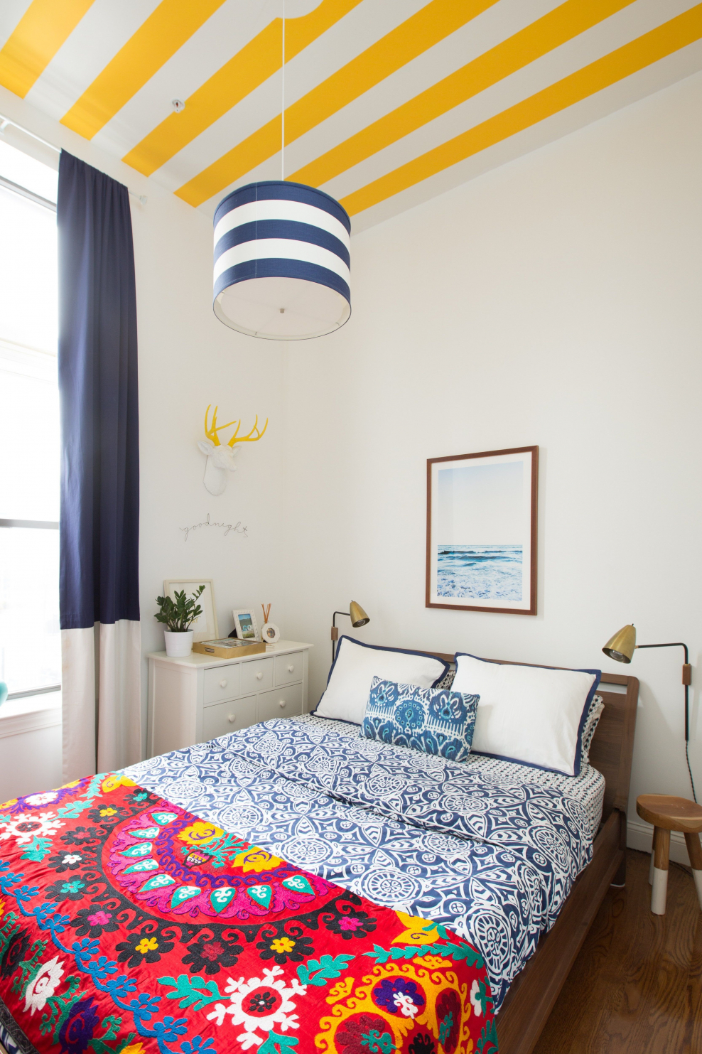 Желтый потолок в интерьере