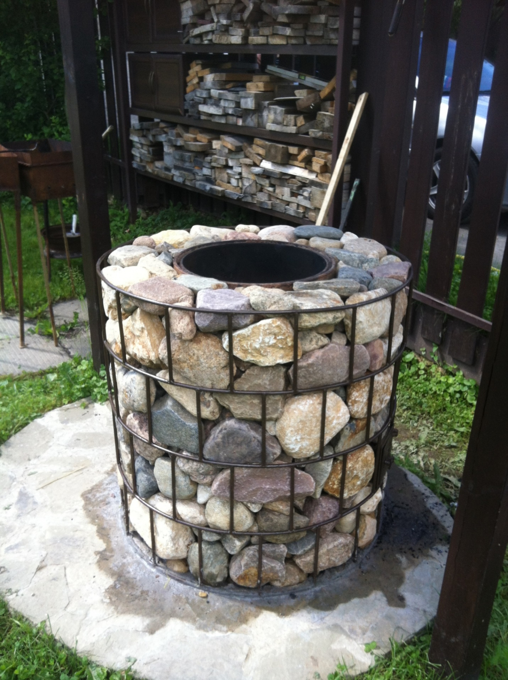Круглый каменный мангал