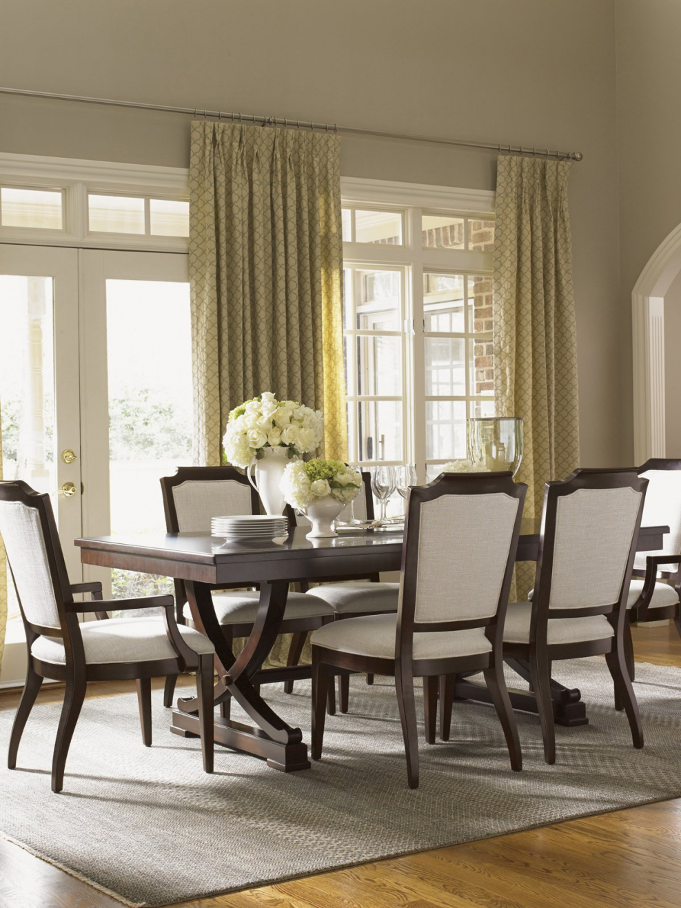 Обеденный стол в британском стиле