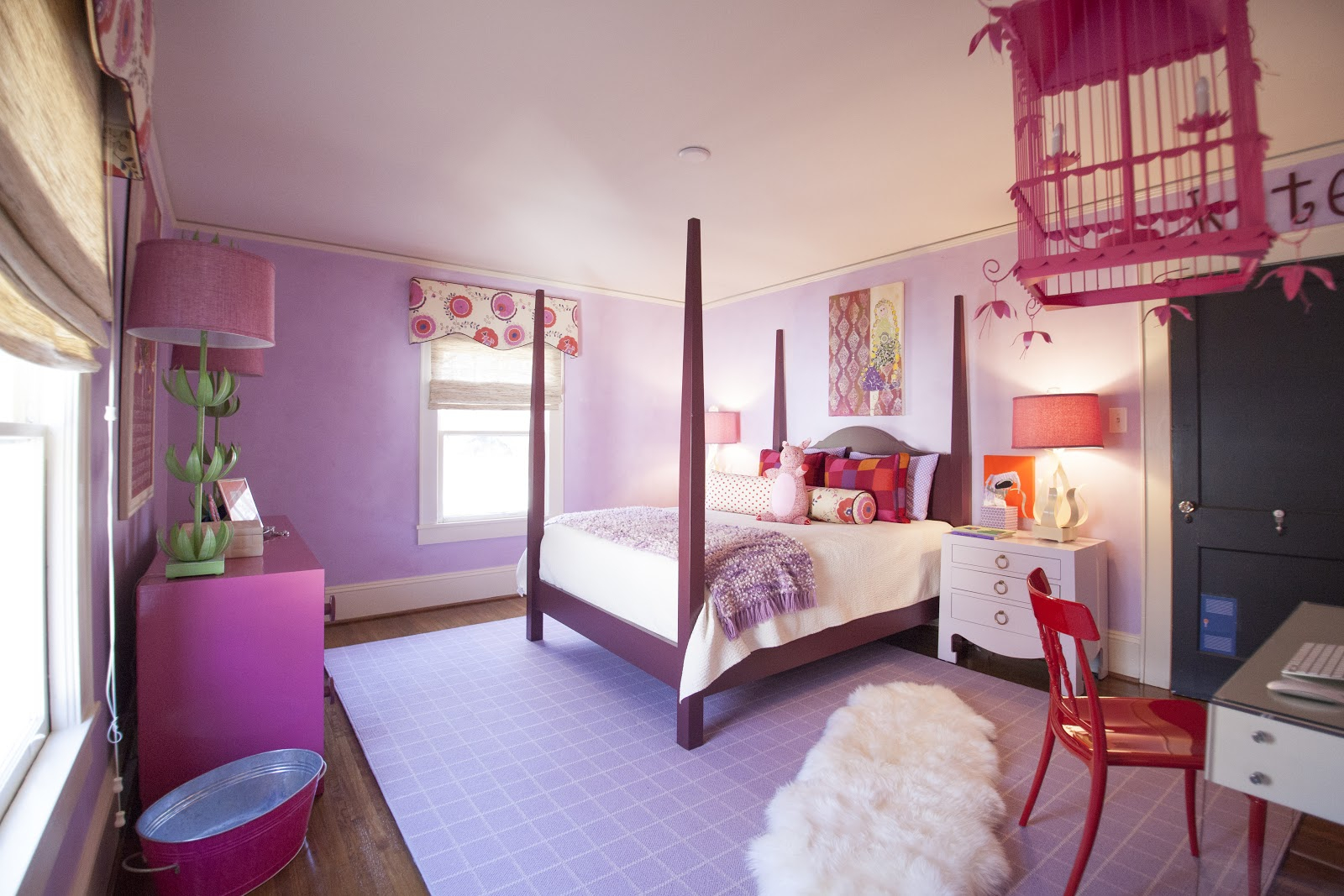 Комната сменила. Комната отдыха розовая. Розовая комната девочки-подростка вектор. Розовая комната Середниково. Дизайн розовой комнаты с синей кроватью.