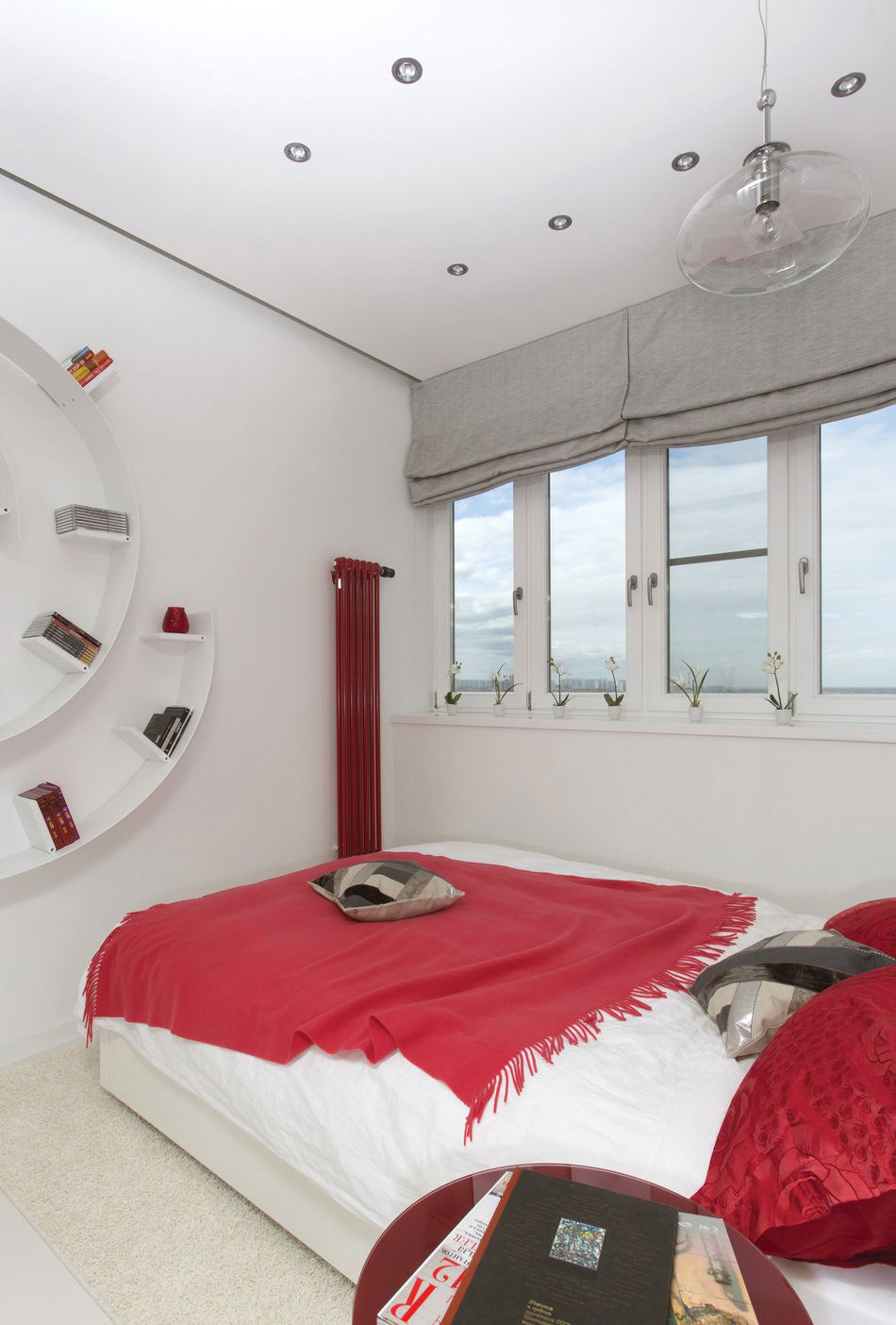 Спальня с красными акцентами