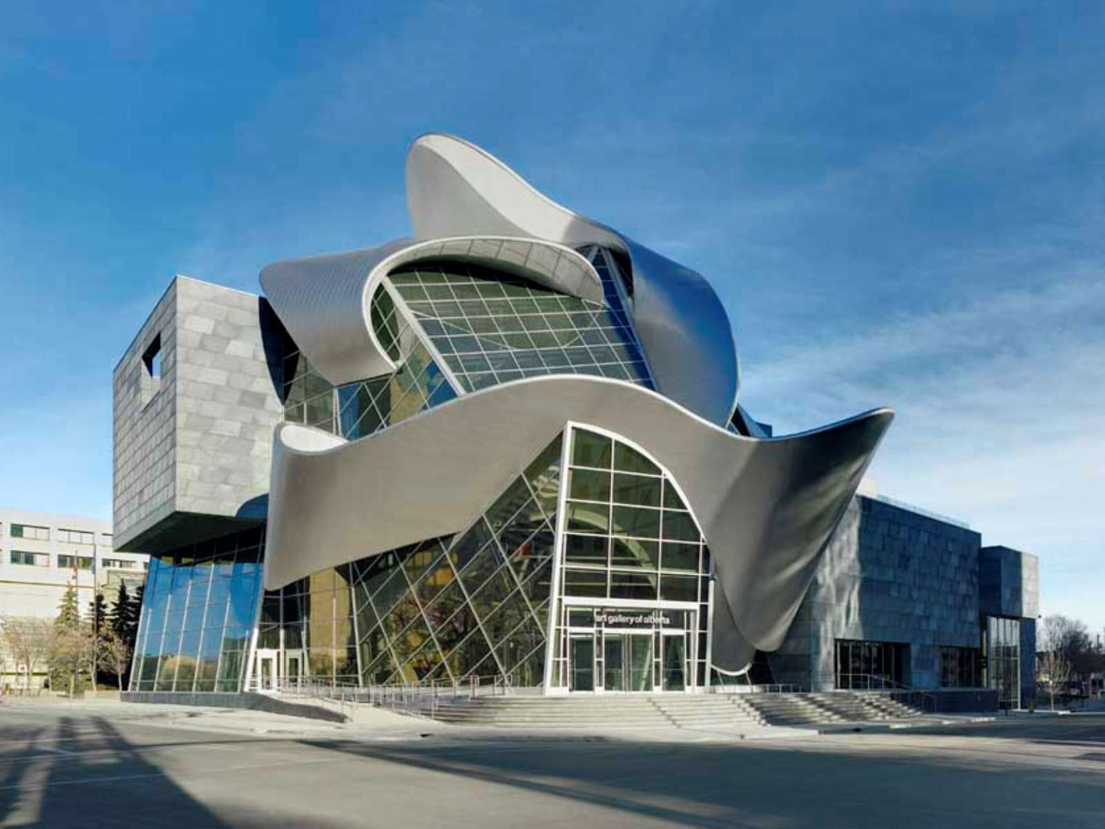 Гармоничный здания. Художественная галерея Альберты Эдмонтон Архитектор. Художественная галерея Альберты Канада. Деконструктивизм в архитектуре 20 века.