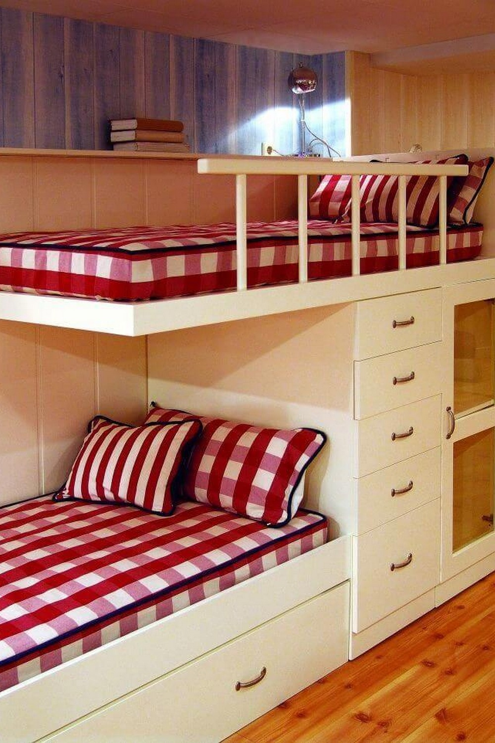 Спать на двухъярусной кровати. Кровать для троих детей. Двухэтажная кровать. Двухъярусная кровать для детей. Маленькая двухэтажная кровать.