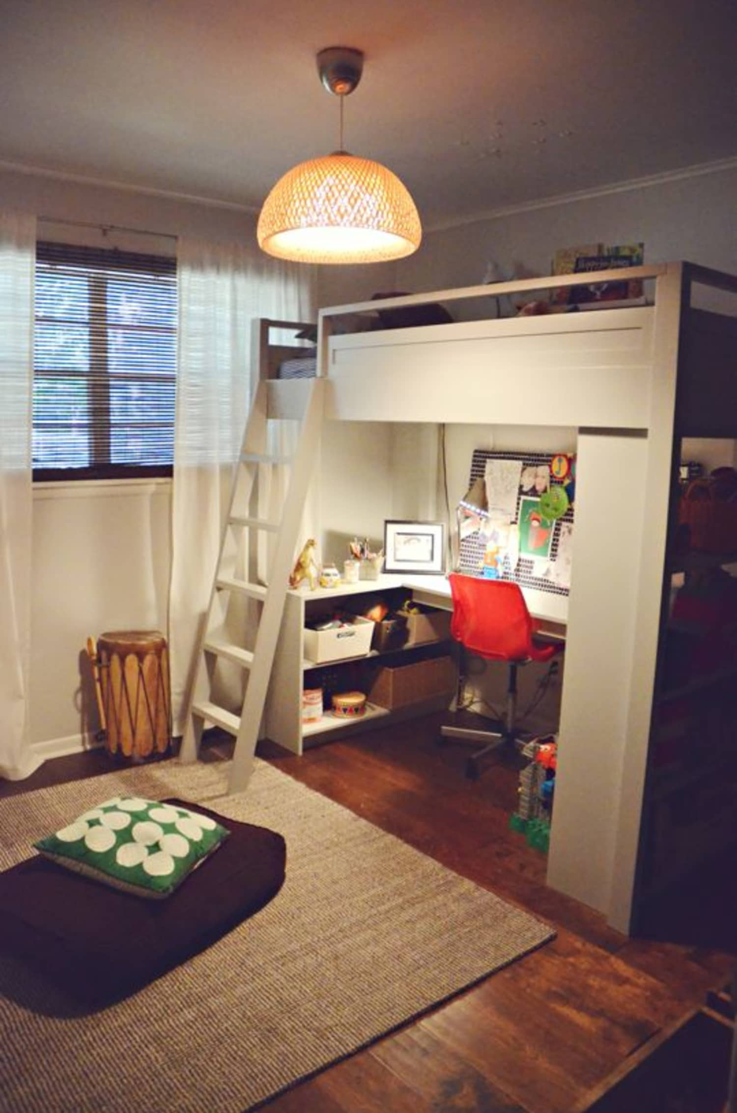 Кровать чердак в однокомнатной квартире для ребенка
