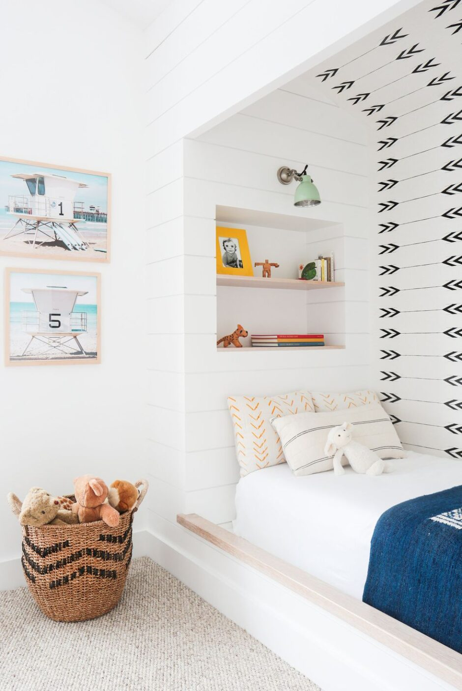 Кровати в алькове в скандинавском стиле