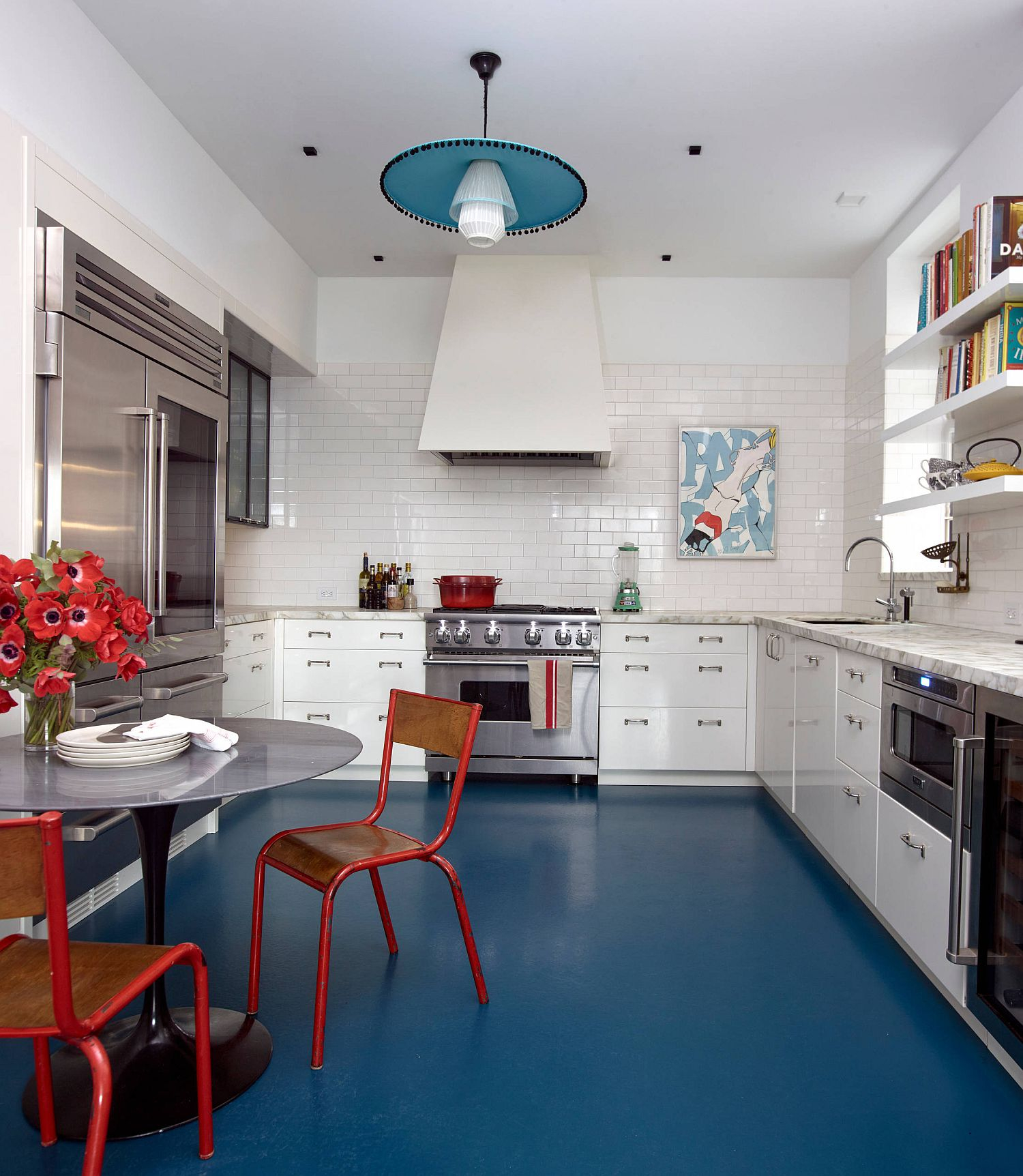 Синий пол в интерьере кухни