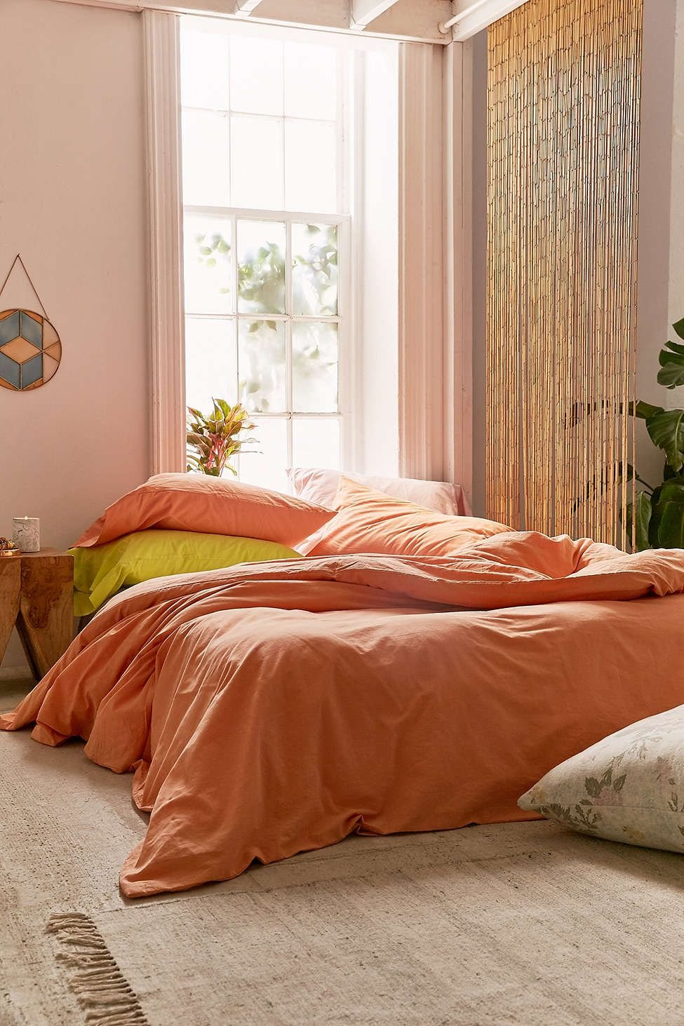 Спальня в персиковых тонах