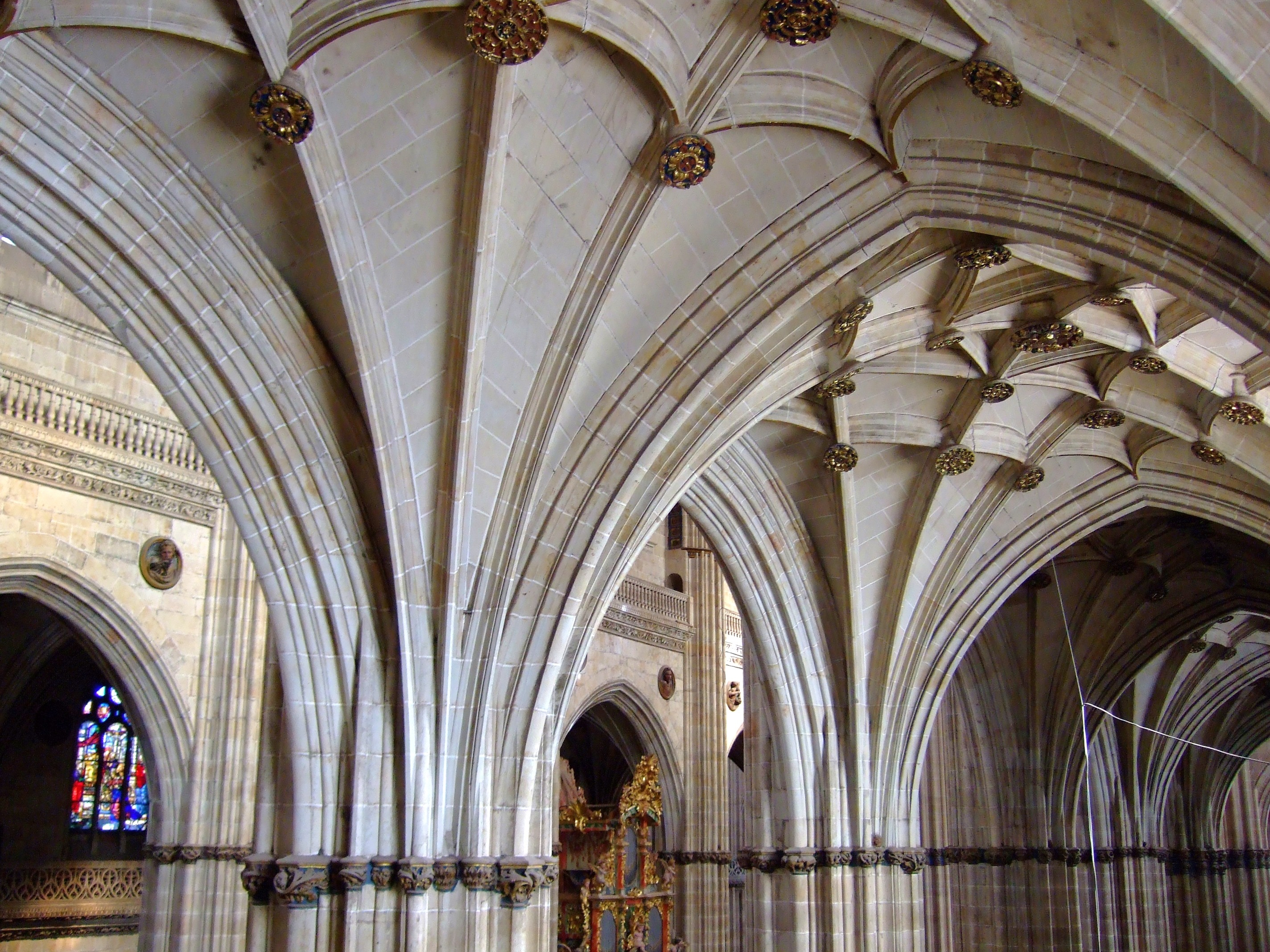 Готический свод. Стрельчатая арка готического собора. Стрельчатый крестовый свод в готике.