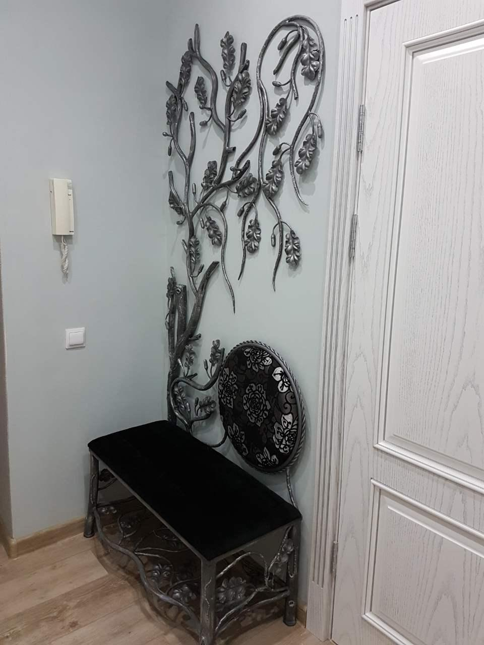Кованые элементы в прихожей