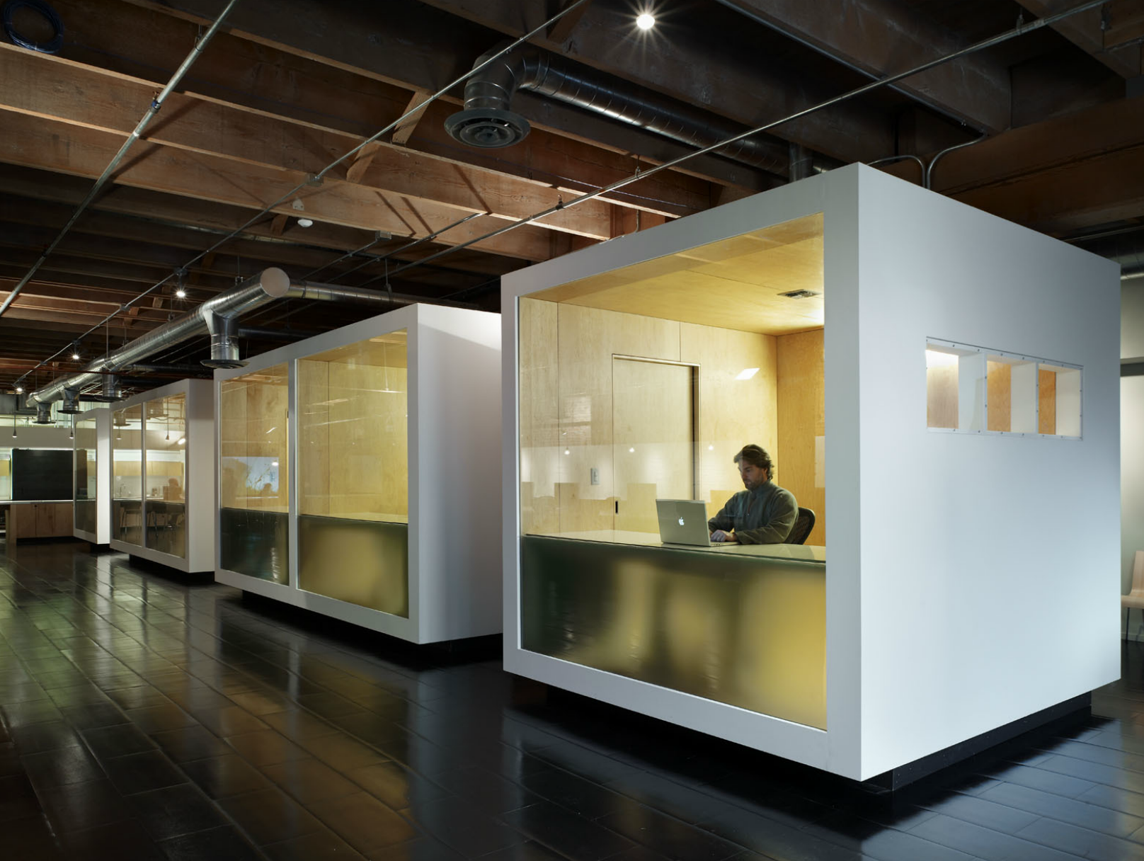 Cube выставка. Выставочное пространство. Переговорные кабинки для офисов. Необычные выставочные пространства. Офис открытого типа.