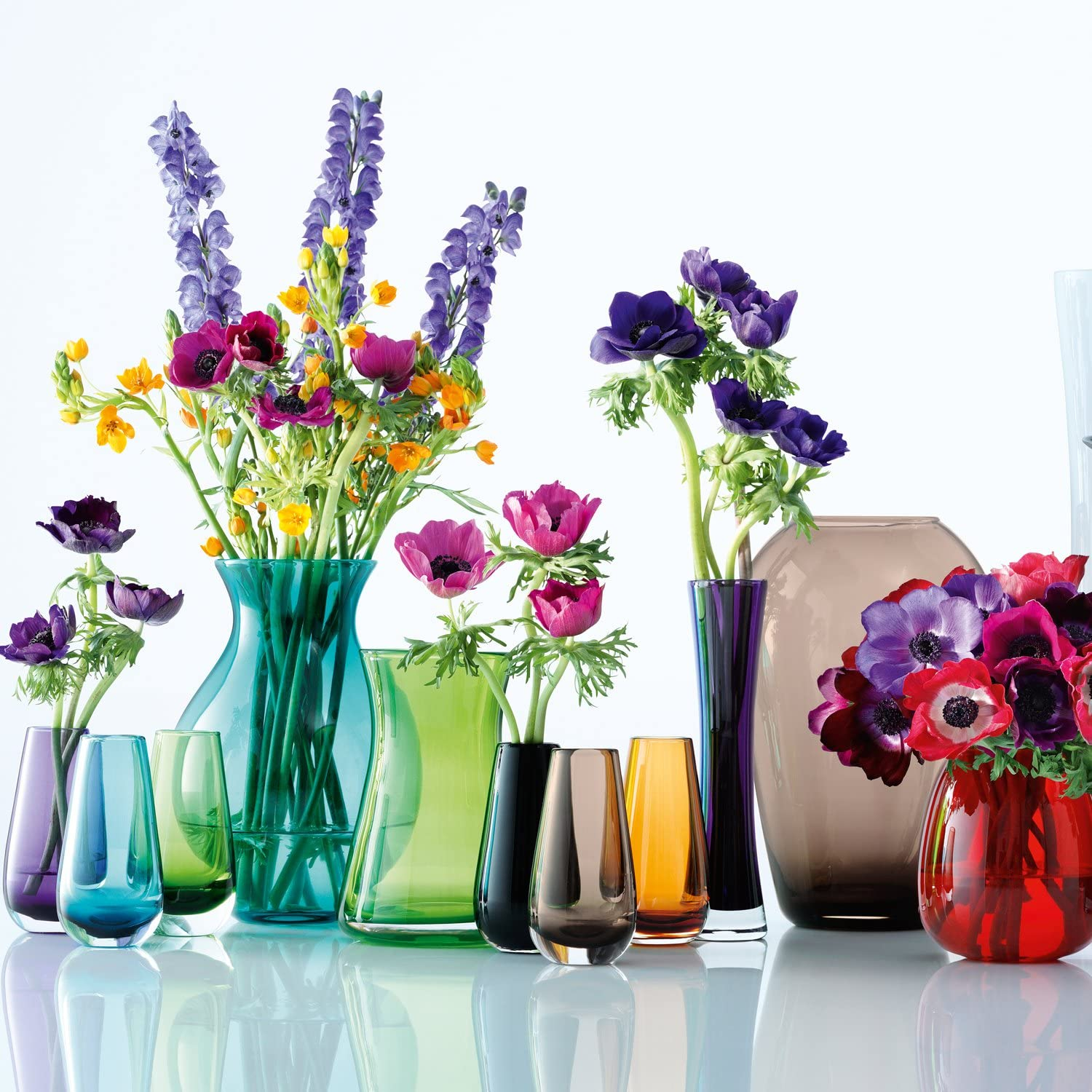 Обои в стиле вазы. Дизайнерские вазы для интерьера. Стеклянные вазы для декора. Стеклянная ваза с цветочками. Стильные вазы для цветов в интерьере.