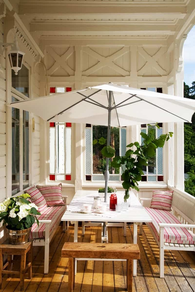 Белая деревянная веранда