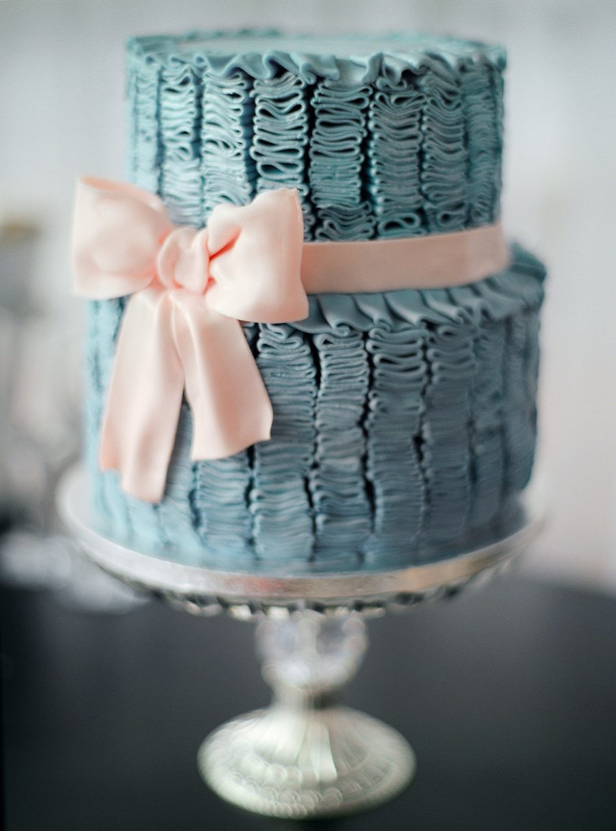 Торт в бело серебристых тонах