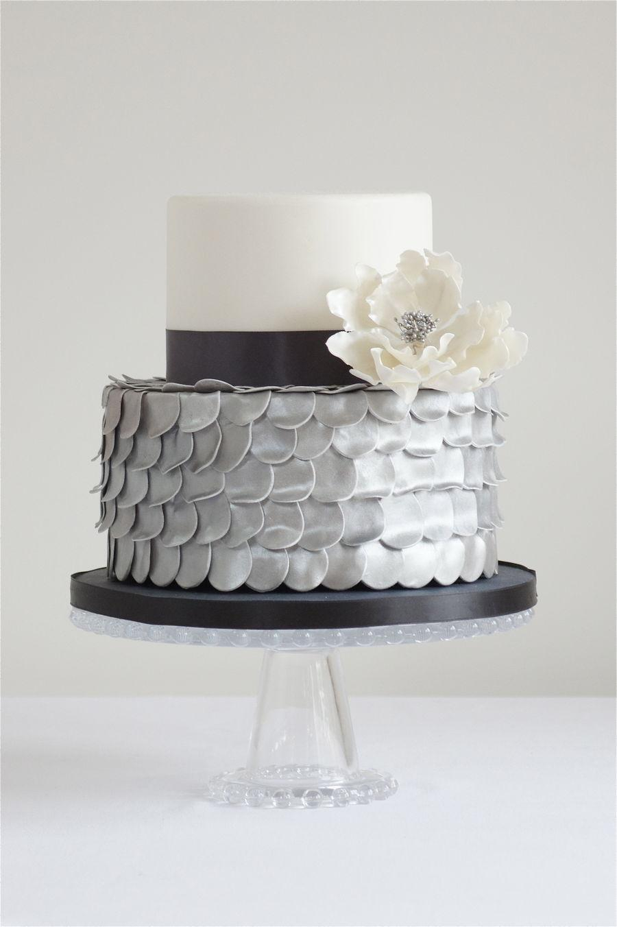 Торт серого цвета