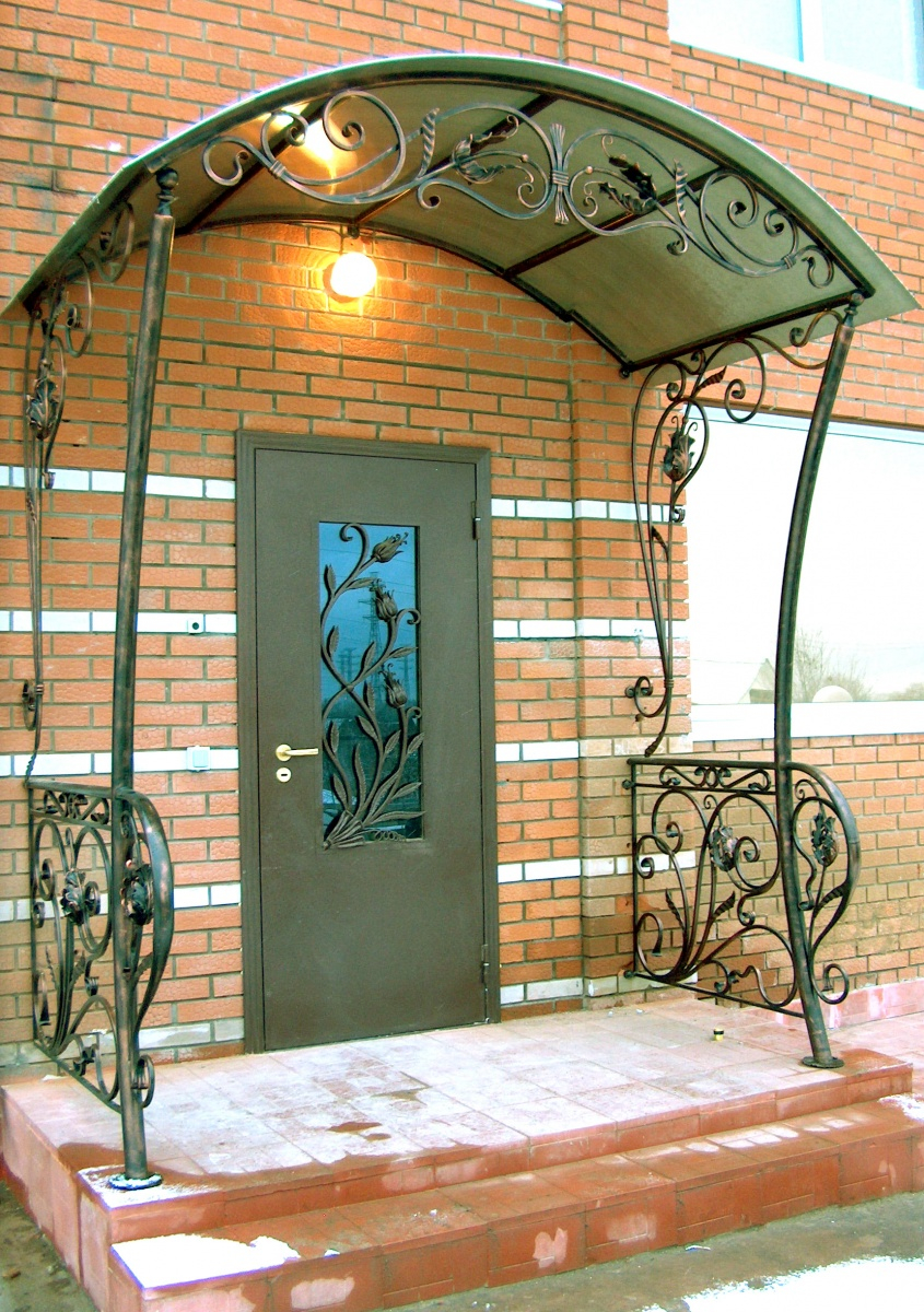 Козырек над входной дверью