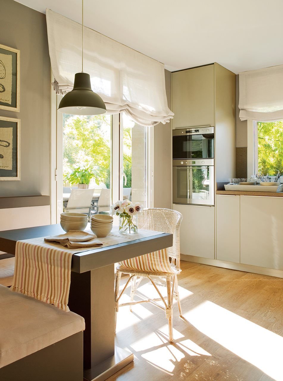 Шкаф вокруг окна