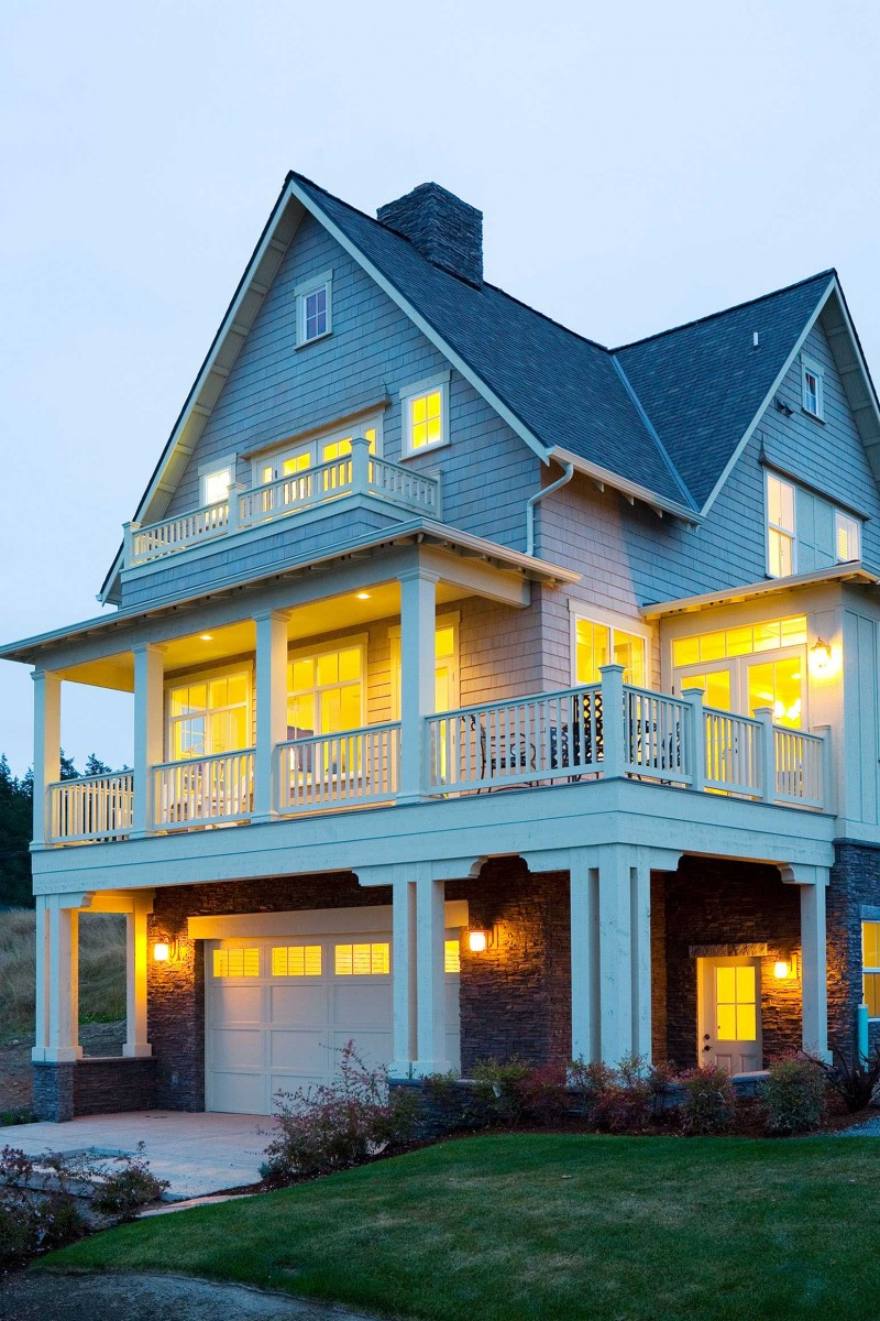 Красивый двухэтажный дом