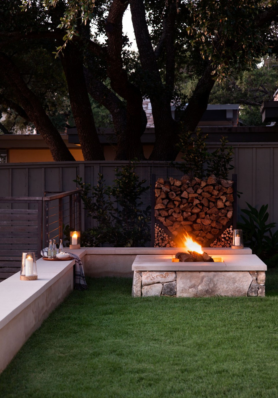 Декоративный костер в интерьере (58 фото)