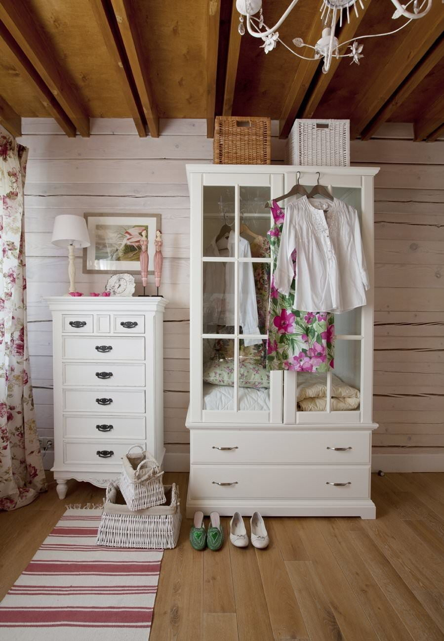 белая мебель в деревянном доме