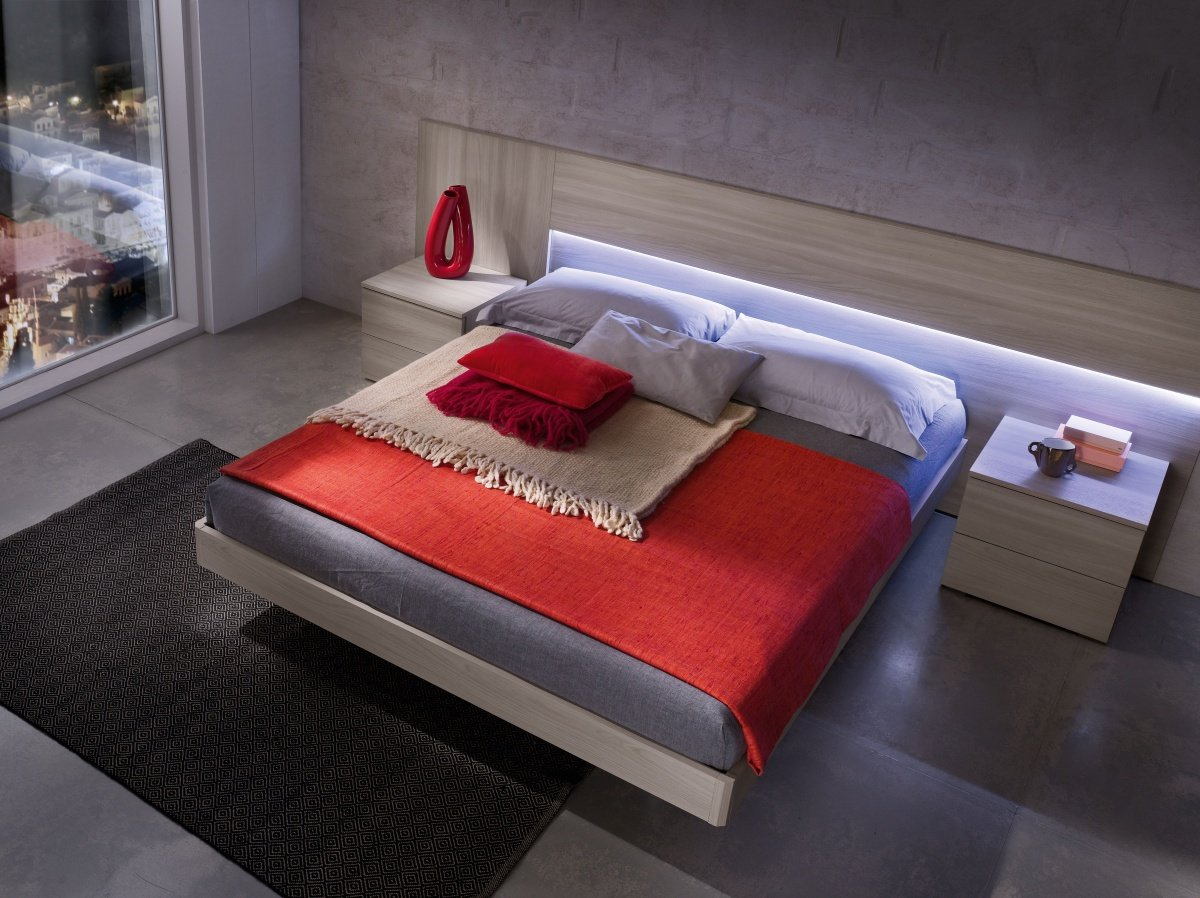 Кровать хай. Кровать двуспальная Hi Tech Modern. Кровать с широким изголовьем. Кровать сширокм изголовьем. Двуспальная кровать в стиле Хай тек.