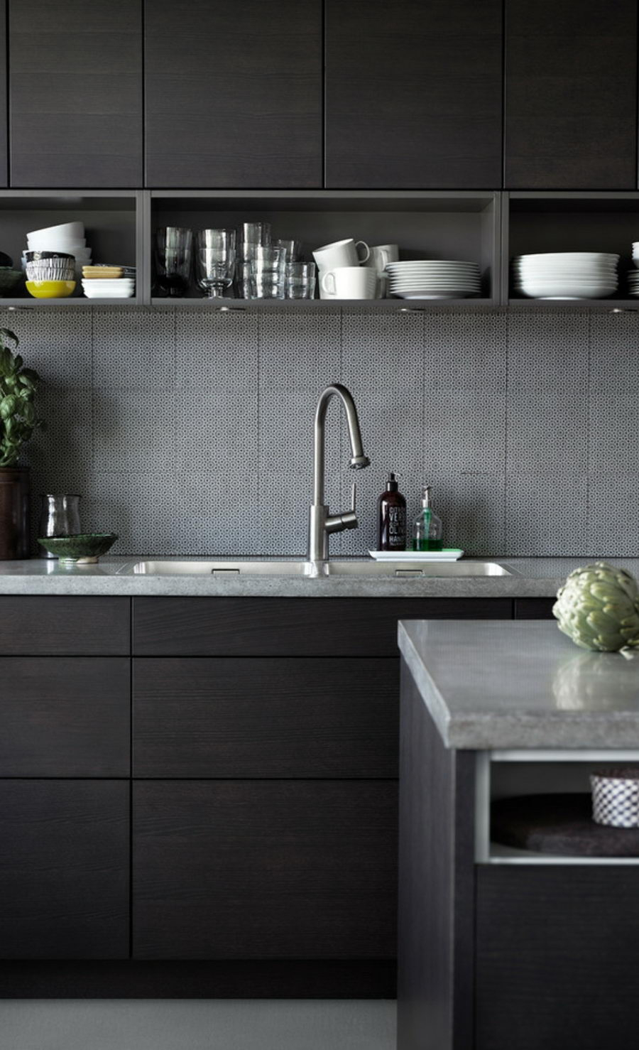 Серая матовая кухня в интерьере