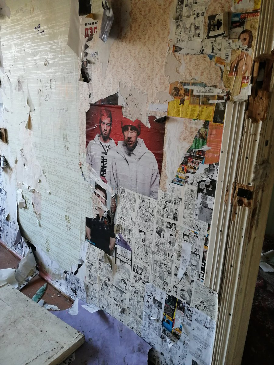 Обклеенная стена исполнителями