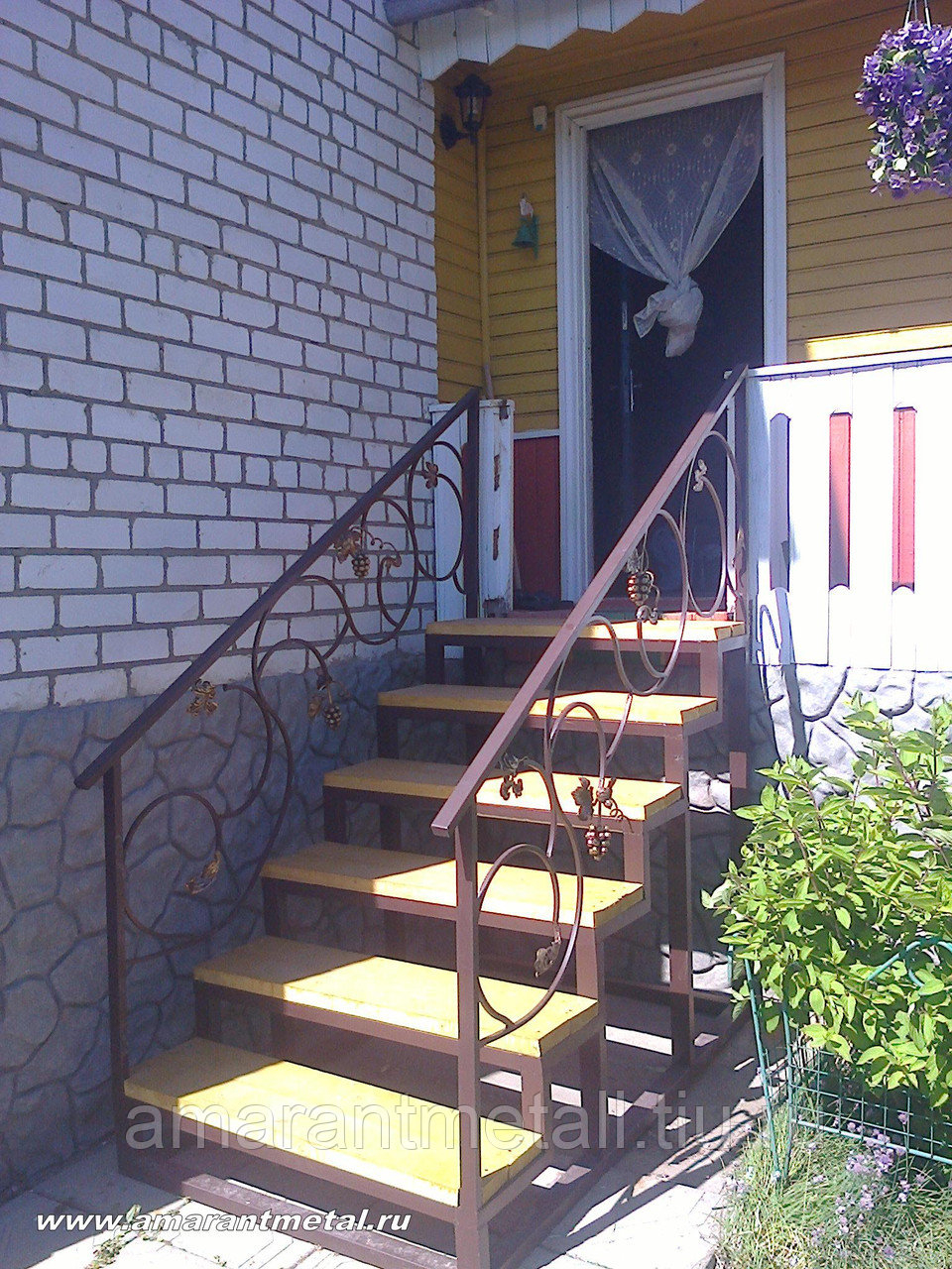 Металлическая лестница на крыльцо