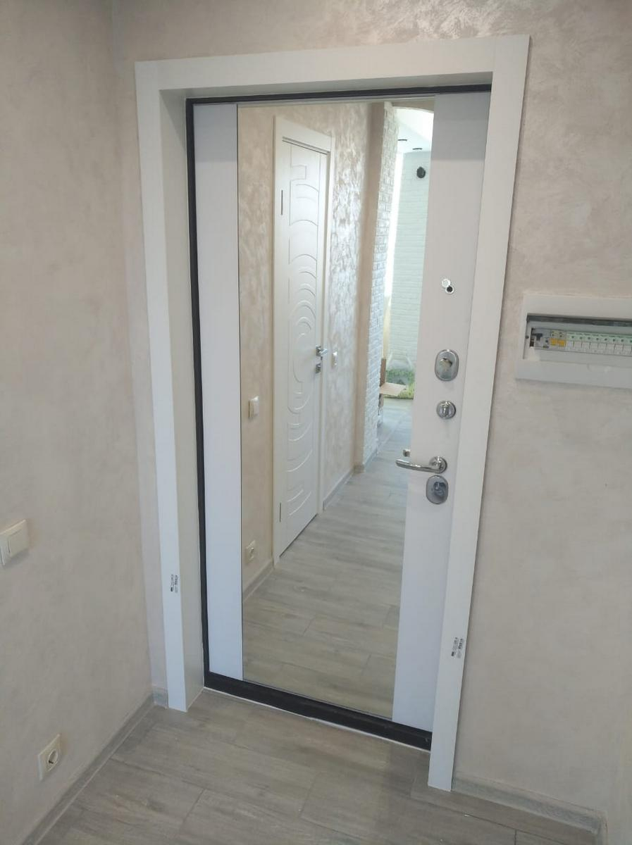 Входная дверь с зеркалом Сканди