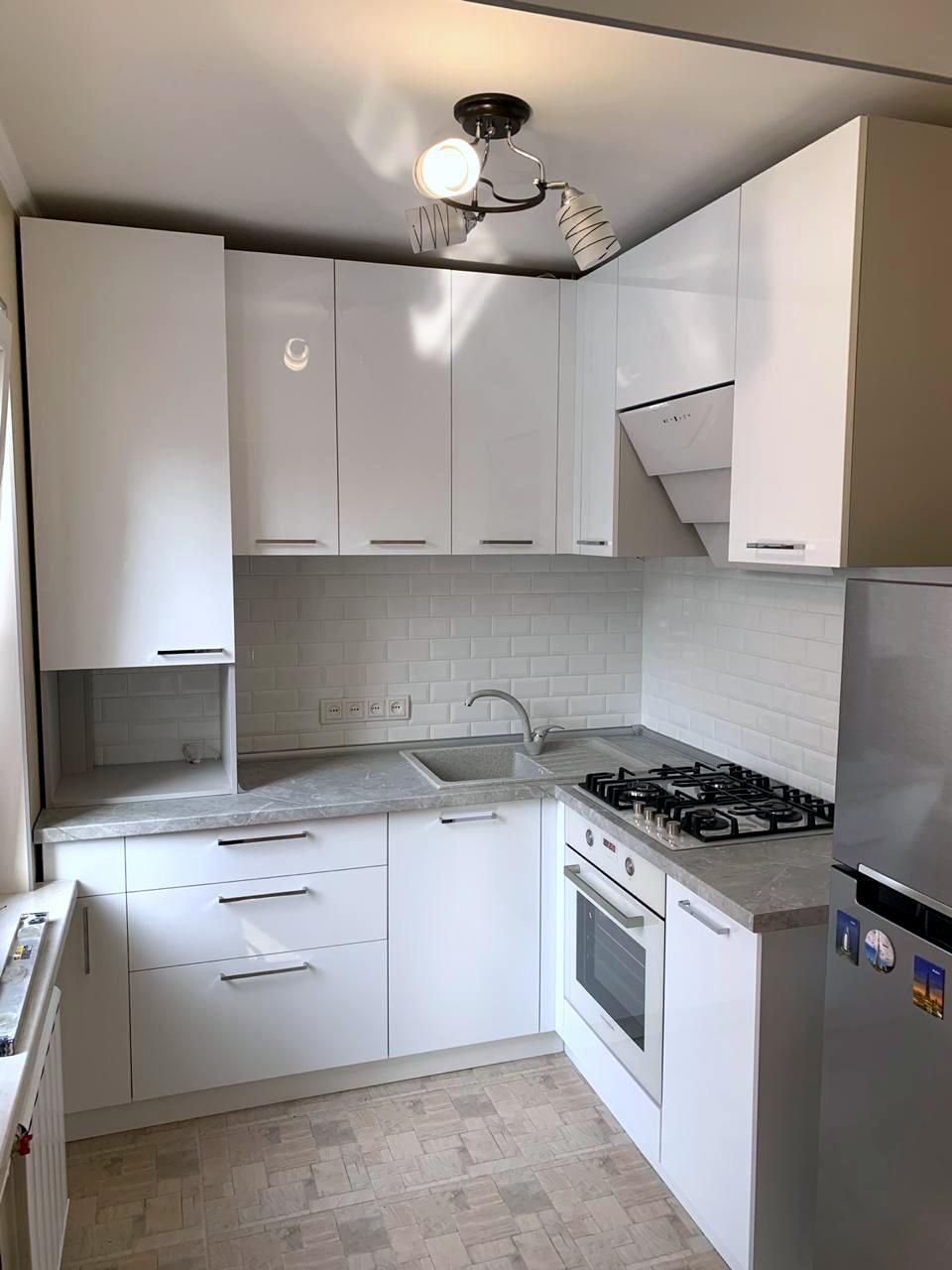 Белая глянцевая кухня в хрущевке