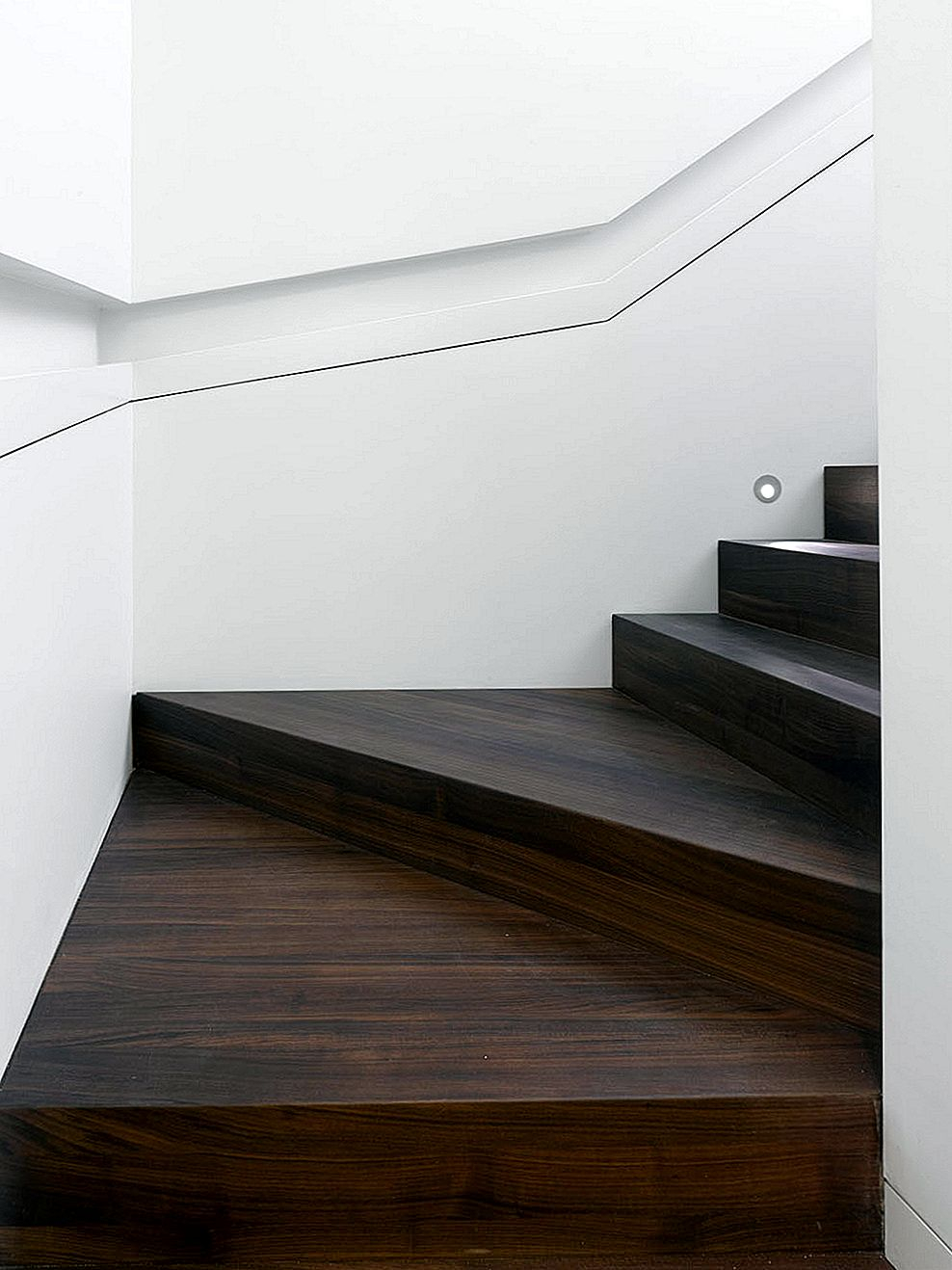 Белая лестница в доме