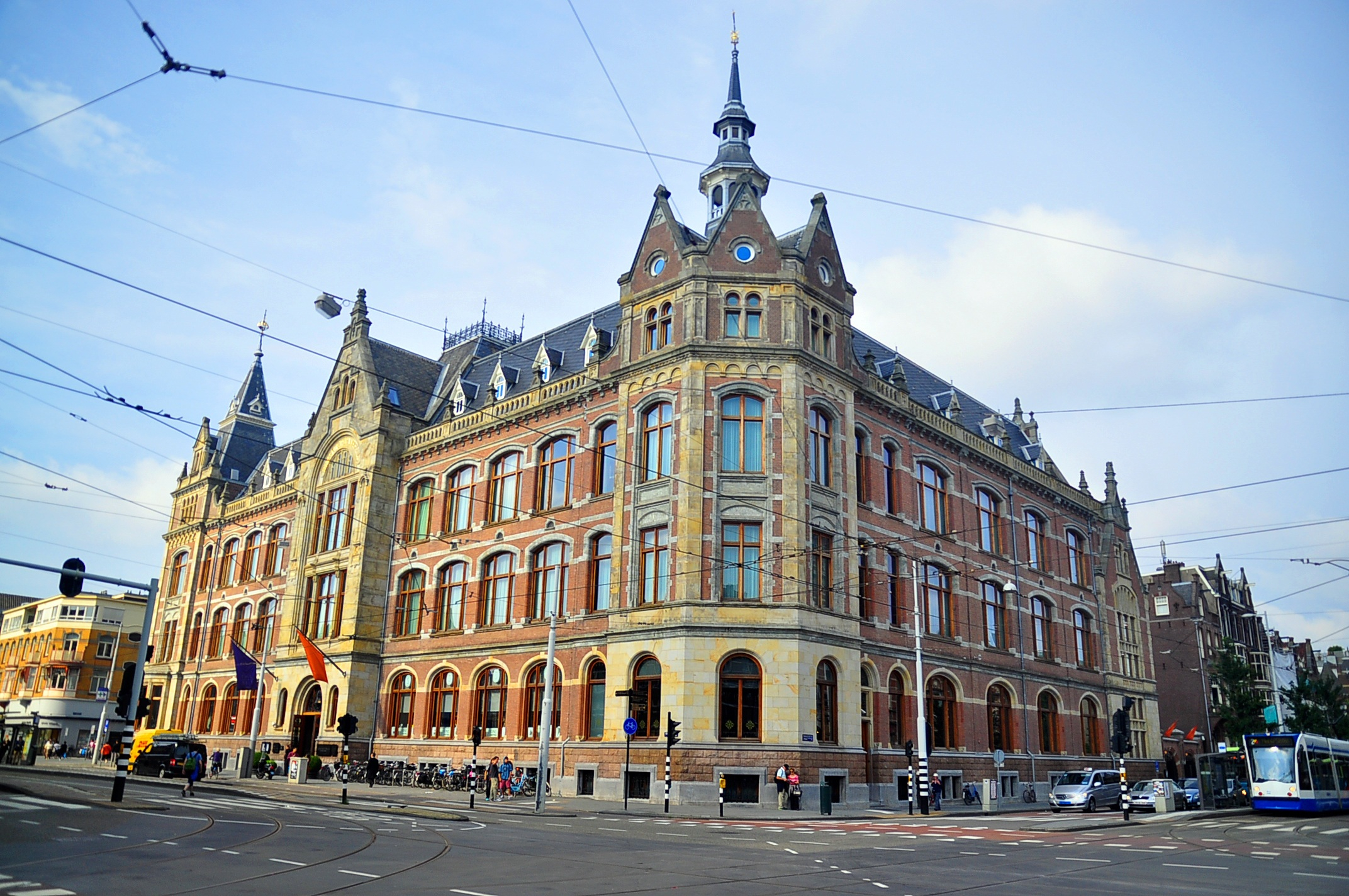 Нужные здания в городе. Амстердам фасады зданий. Амстердам архитектура центр. Красивые здания. Красивые здания Европы.
