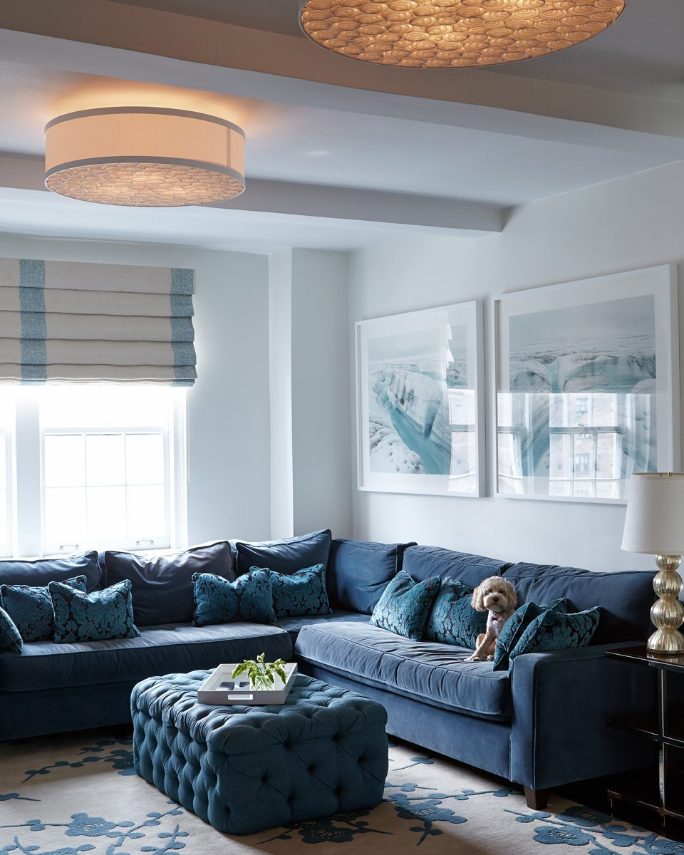 Гостиная с синим диваном