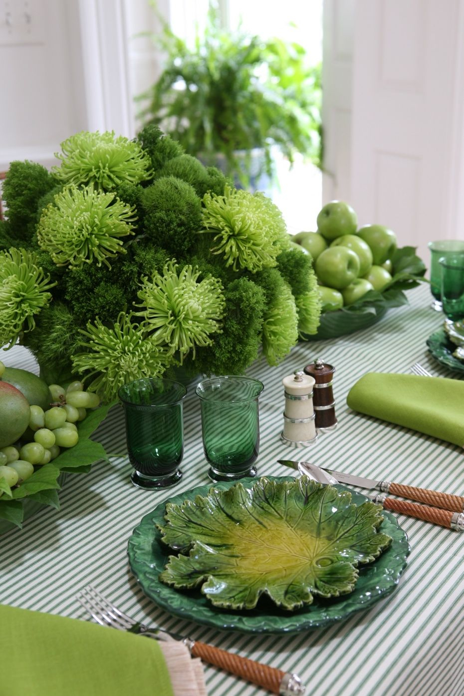 Сервировка стола в зеленых тонах