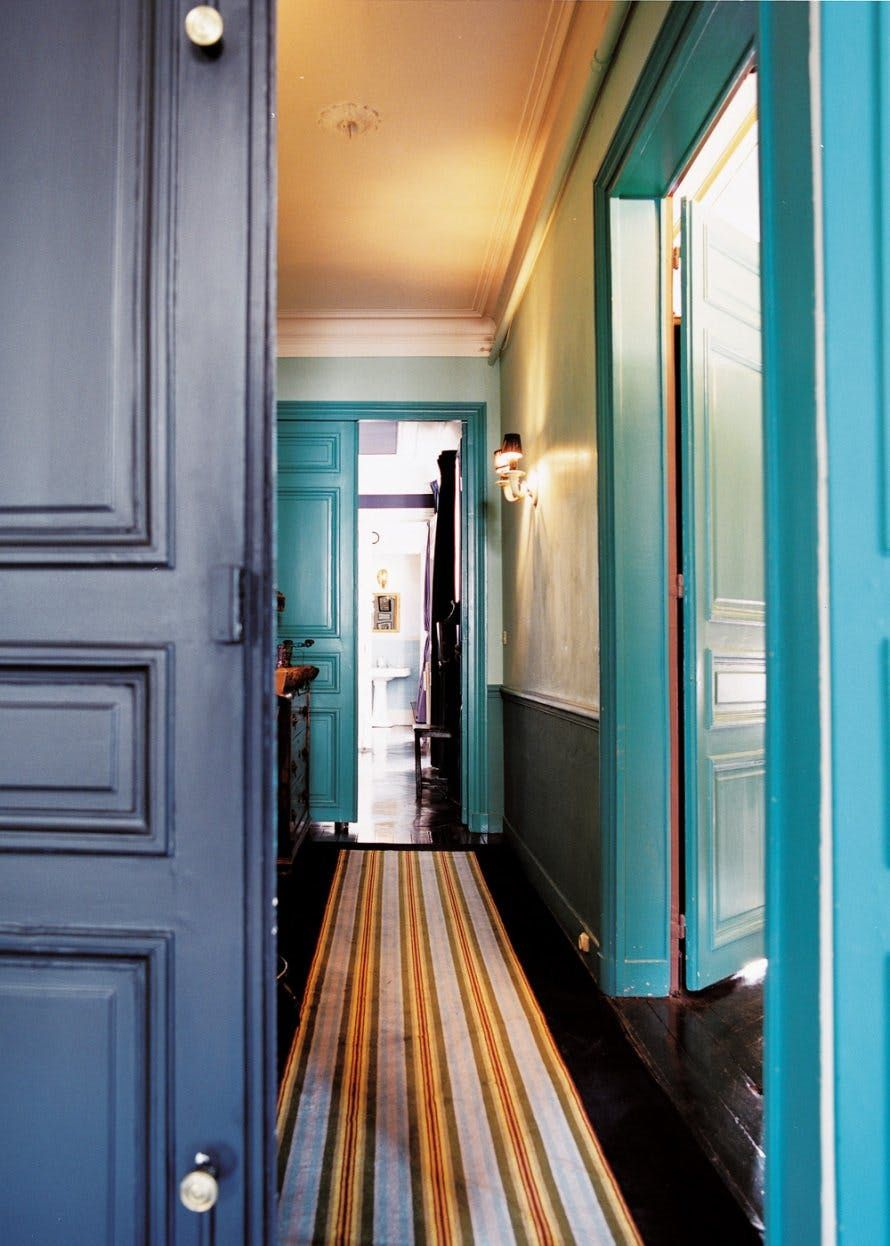 Двери в узком коридоре