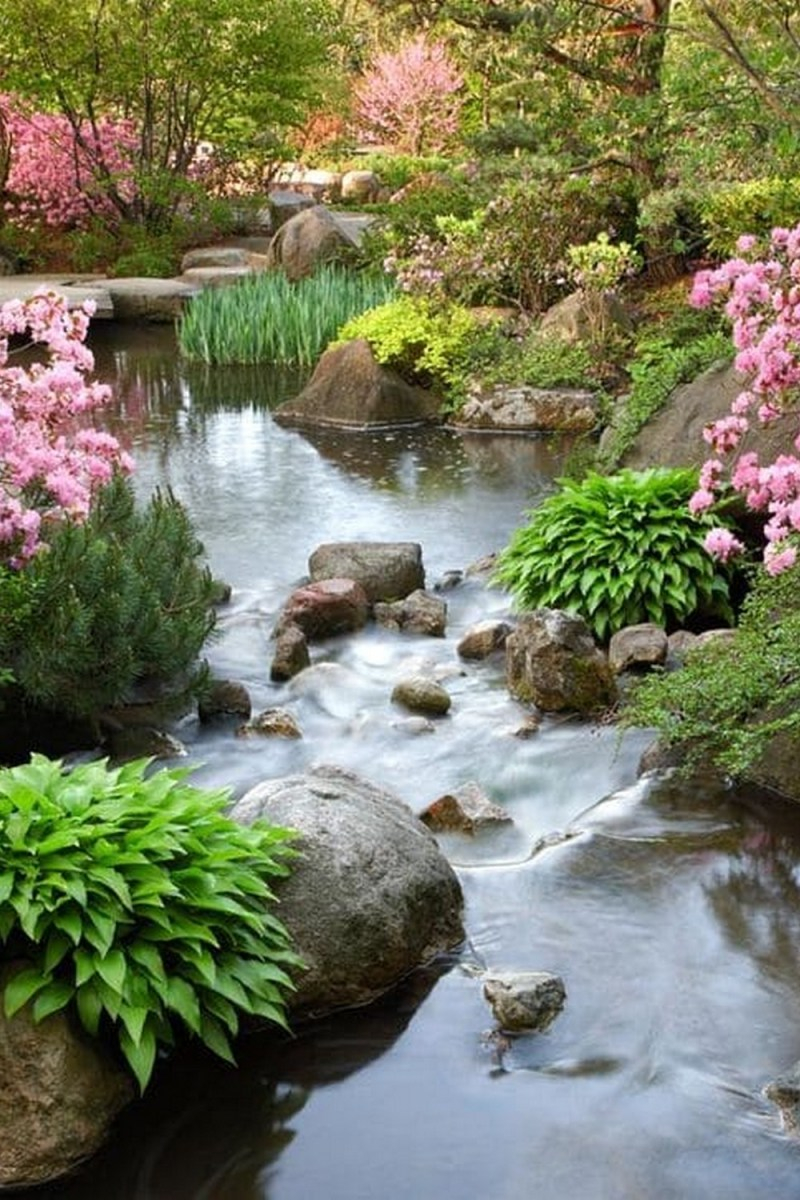 Японский сад ландшафт с озером