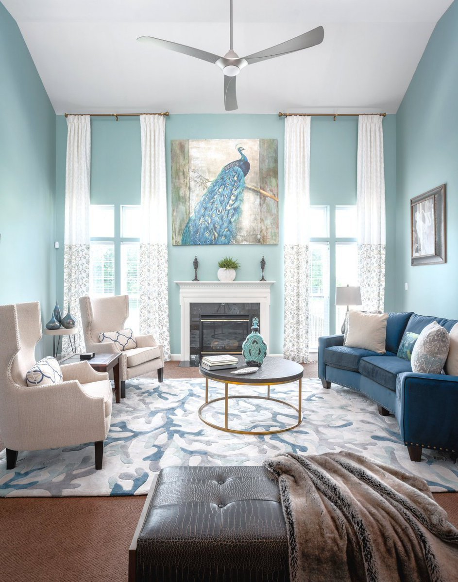 Акцентная бирюзовая стена в гостиной