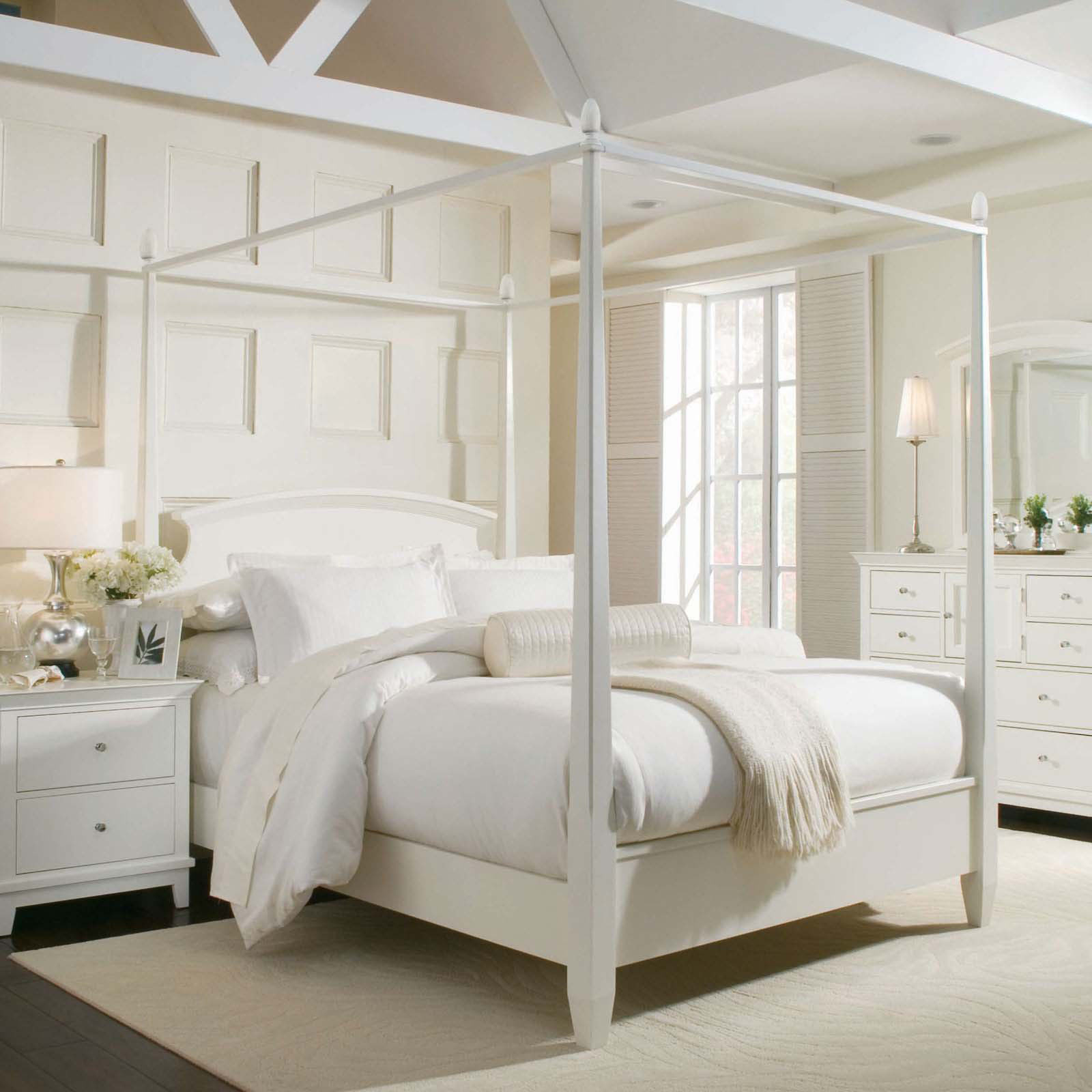 Мебель спальни белый цвет. Белая спальня. Спальня в белом цвете. Спальня в белых тонах. Белый интерьер.