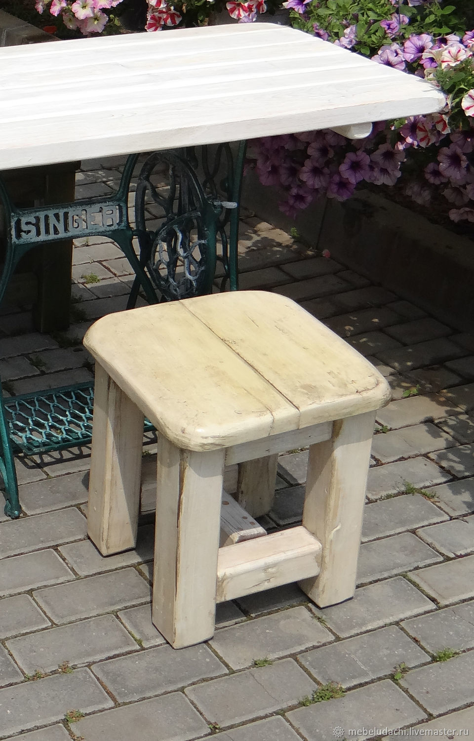 Табурет в рустикальном стиле