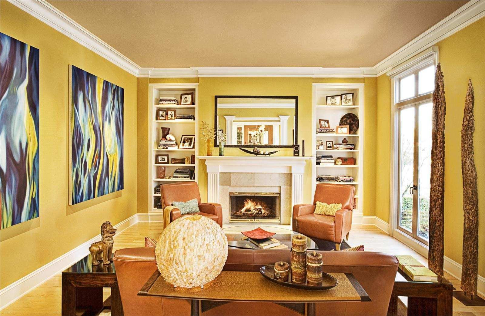 Горчичный цвет сочетание цветов в интерьере. Желтые стены в гостиной. Гостиная в горчичных тонах. Гостиная в коричнево желтых тонах. Интерьер в желтых тонах.