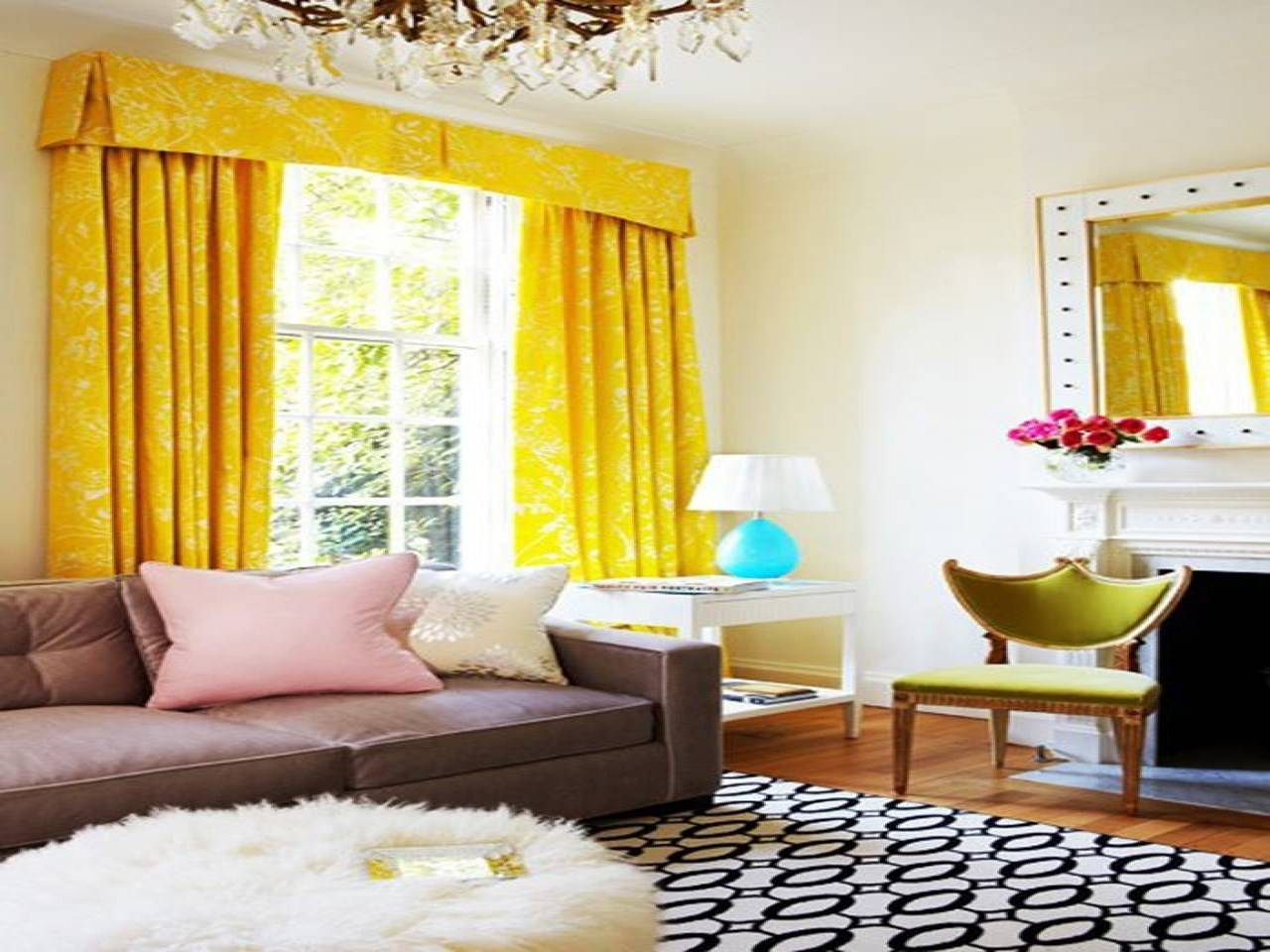 Горчичные обои. Яркие шторы. Желтые стены в гостиной. Желтые шторы. Жёлтый цвет в интерьере гостиной.