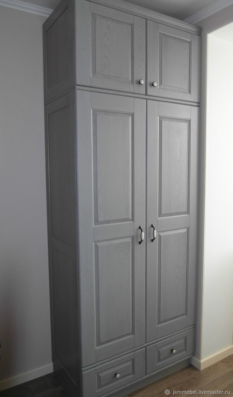 Шкаф с распашными дверями с зеркалом