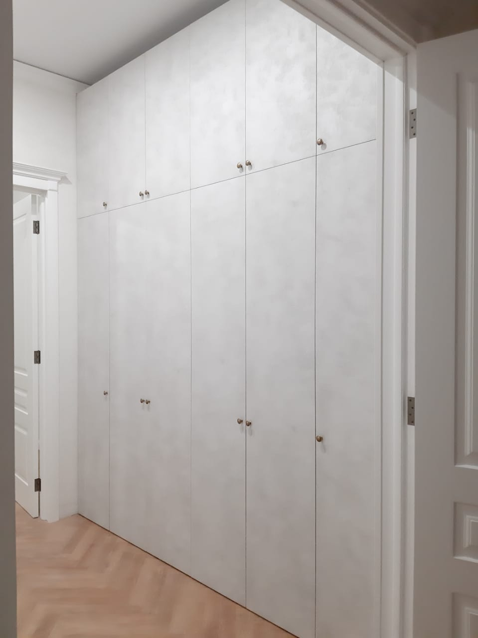 Шкаф распашной с зеркалом в сером цвете