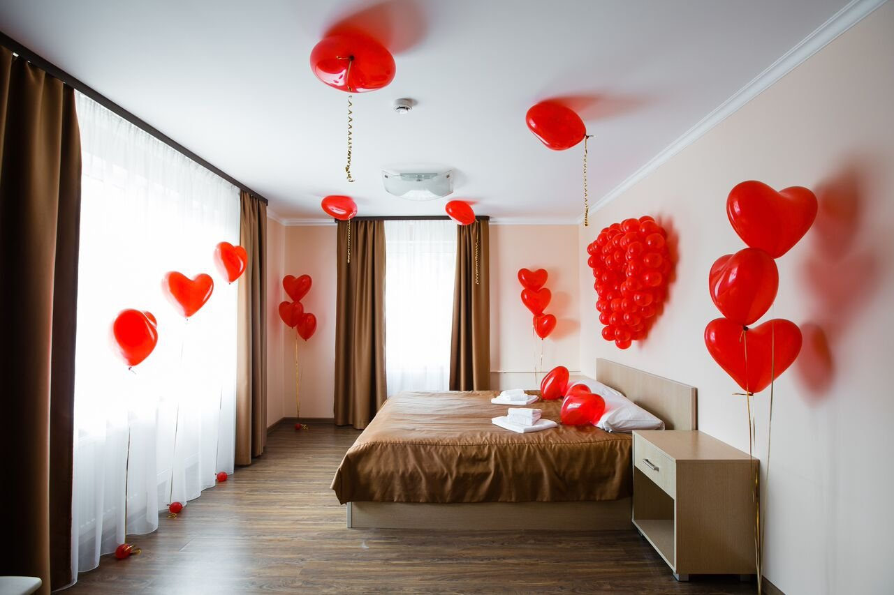 Шарами спальня. Украшения для комнаты. Украшение комнаты шарами. Декорации на 14 февраля. Украсить комнату шариками.