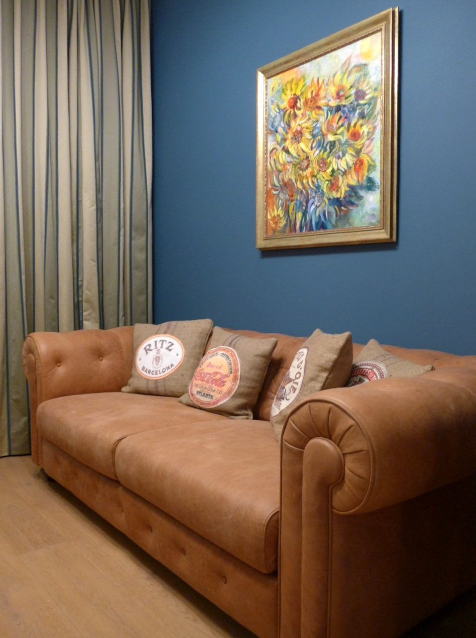 Рыжий диван в интерьере