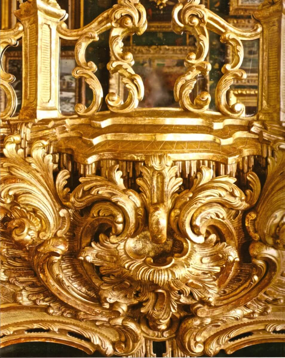 Камин в классическом интерьере